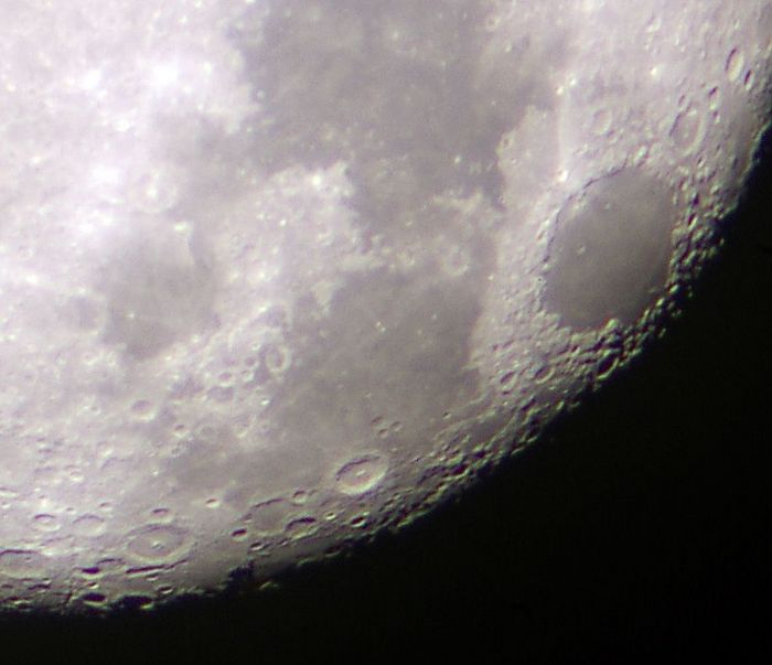 Crateres en luna casi llena
